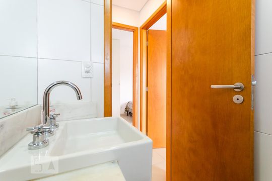 Banheiro de apartamento para alugar com 2 quartos, 68m² em Gonzaga, Santos
