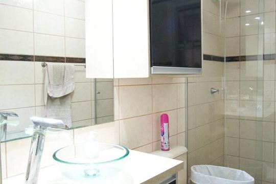 Banheiro de apartamento à venda com 2 quartos, 80m² em Partenon, Porto Alegre