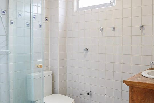 Banheiro de apartamento à venda com 2 quartos, 67m² em Vila Madalena, São Paulo