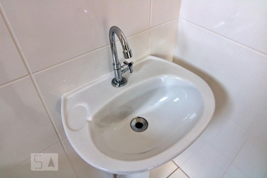 Banheiro de apartamento para alugar com 2 quartos, 40m² em Parque Maria Helena, São Paulo
