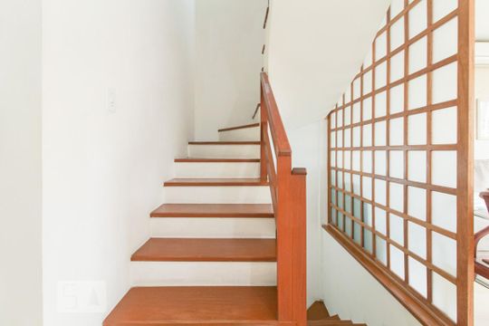 Escada de casa à venda com 3 quartos, 157m² em Chácara das Pedras, Porto Alegre