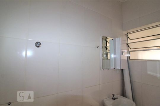 Banheiro social de casa para alugar com 1 quarto, 40m² em Rudge Ramos, São Bernardo do Campo