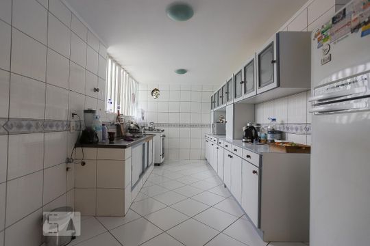 Cozinha de casa à venda com 4 quartos, 600m² em Sarandi, Porto Alegre