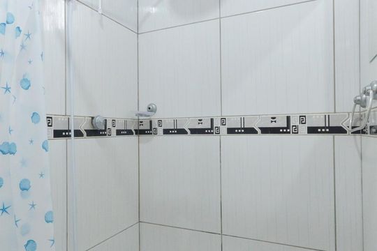 Banheiro de kitnet/studio para alugar com 1 quarto, 30m² em Kobrasol, São José
