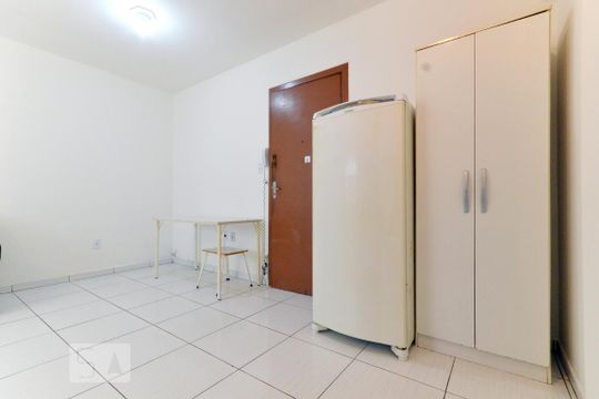 Cozinha de kitnet/studio para alugar com 1 quarto, 30m² em Kobrasol, São José