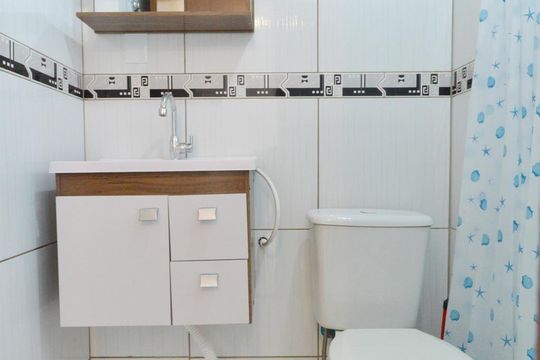 Banheiro de kitnet/studio para alugar com 1 quarto, 30m² em Kobrasol, São José