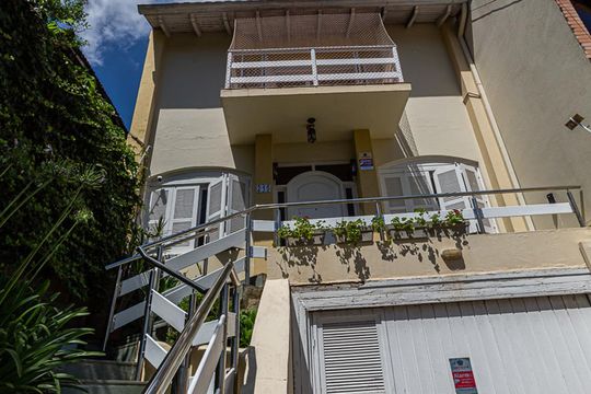 Fachada de casa à venda com 4 quartos, 357m² em Santa Tereza, Porto Alegre
