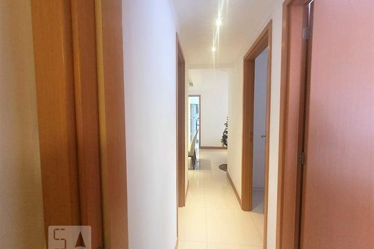 Corredor de apartamento para alugar com 3 quartos, 83m² em Recreio dos Bandeirantes, Rio de Janeiro