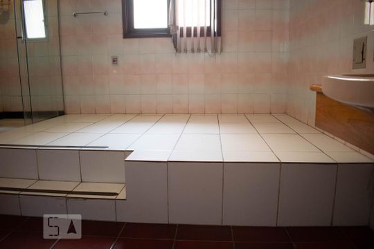 Banheiro 2 de casa para alugar com 6 quartos, 288m² em Centro Histórico, Porto Alegre