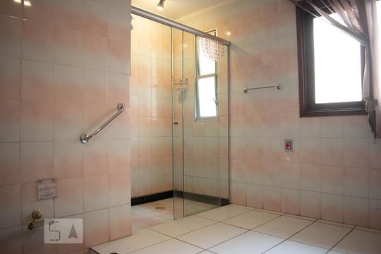 Banheiro 2 de casa para alugar com 6 quartos, 288m² em Centro Histórico, Porto Alegre