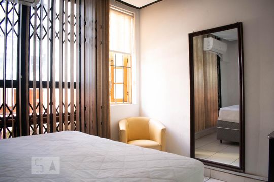 Quarto 1 de casa para alugar com 6 quartos, 288m² em Centro Histórico, Porto Alegre