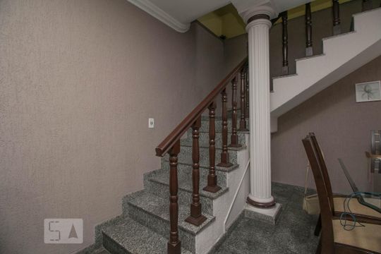 Escadas de casa para alugar com 4 quartos, 290m² em Vila Carrão, São Paulo