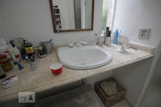 Pia de casa à venda com 4 quartos, 250m² em Jardim Guedala, São Paulo