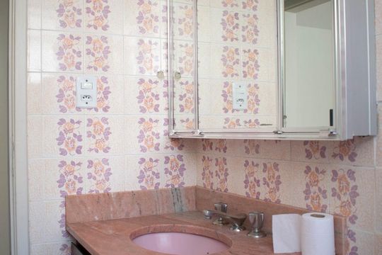 Banheiro de apartamento à venda com 1 quarto, 75m² em Centro Histórico, Porto Alegre