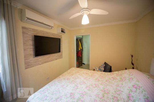 Suite de casa à venda com 3 quartos, 130m² em Vila Tiradentes, São Paulo