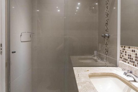 banheiro de kitnet/studio à venda com 1 quarto, 29m² em Indianópolis, São Paulo