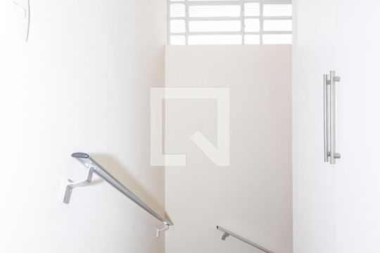 Escada de casa para alugar com 4 quartos, 250m² em Indianópolis, São Paulo