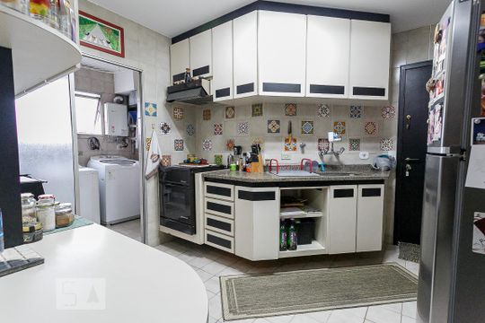 Cozinha de apartamento à venda com 2 quartos, 130m² em Pinheiros, São Paulo