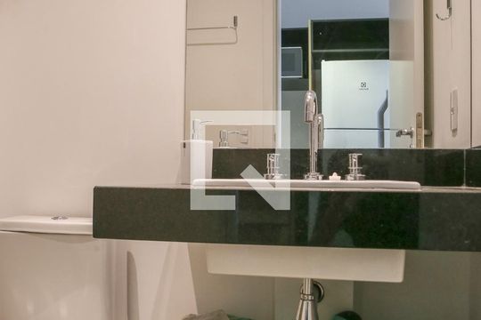 Banheiro de kitnet/studio para alugar com 1 quarto, 25m² em Pompeia, São Paulo