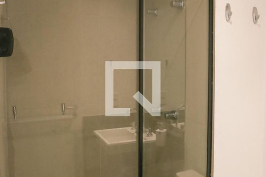Banheiro de kitnet/studio para alugar com 1 quarto, 25m² em Pompeia, São Paulo