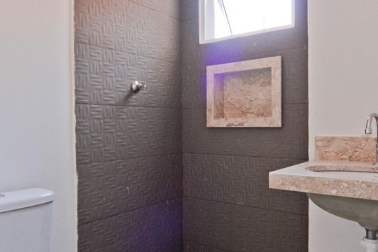 Banheiro de kitnet/studio para alugar com 1 quarto, 32m² em Parada Inglesa, São Paulo