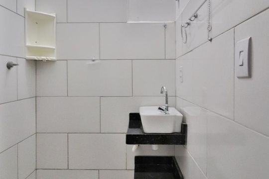 Banheiro de kitnet/studio para alugar com 1 quarto, 20m² em Santa Efigênia, Belo Horizonte