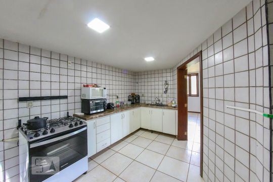 Cozinha de casa de condomínio à venda com 4 quartos, 520m² em Vila D’el Rey, Nova Lima
