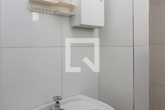 Banheiro de kitnet/studio para alugar com 0 quarto, 30m² em Campos Elíseos, São Paulo