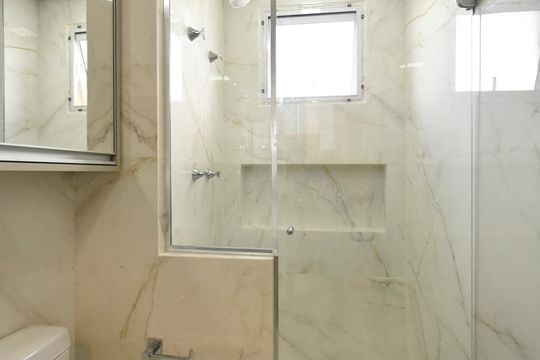 Banheiro da suite de apartamento à venda com 2 quartos, 74m² em Quarta Parada, São Paulo