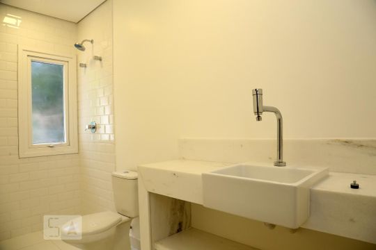 Banheiro da Suíte 1 de casa de condomínio para alugar com 4 quartos, 670m² em Super Quadra Morumbi, São Paulo