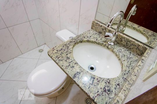Banheiro social de apartamento para alugar com 2 quartos, 62m² em Vila Alzira, Santo André