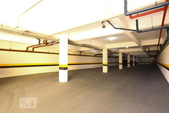 Garagem de apartamento para alugar com 2 quartos, 46m² em Itaquera, São Paulo