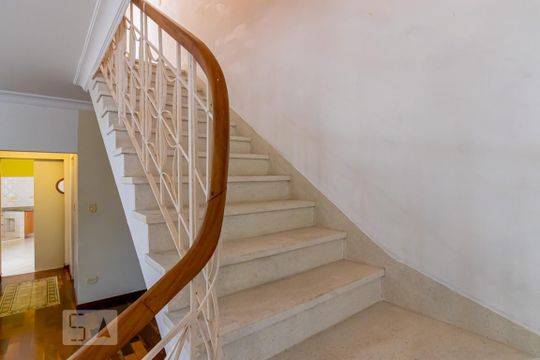 Escada para os Quartos de casa para alugar com 4 quartos, 180m² em Vila Monumento, São Paulo