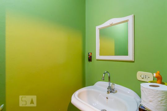Lavabo de casa para alugar com 4 quartos, 180m² em Vila Monumento, São Paulo