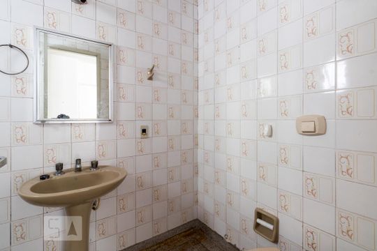 Banheiro de kitnet/studio para alugar com 1 quarto, 32m² em Vila Nova Conceição, São Paulo
