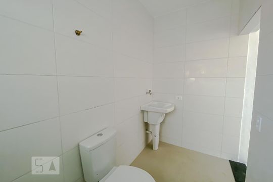 Banheiro e lavanderia de kitnet/studio para alugar com 1 quarto, 20m² em Vila Canero, São Paulo