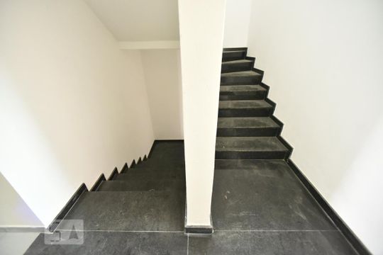 Área comum - escadaria de kitnet/studio para alugar com 1 quarto, 15m² em Vila Canero, São Paulo