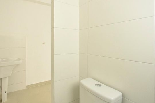 Banheiro de kitnet/studio para alugar com 1 quarto, 15m² em Vila Canero, São Paulo