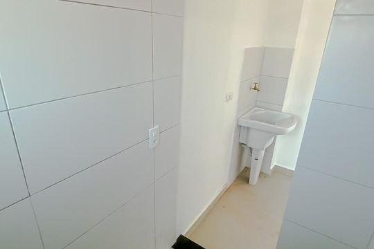 Banheiro de kitnet/studio para alugar com 1 quarto, 15m² em Vila Canero, São Paulo