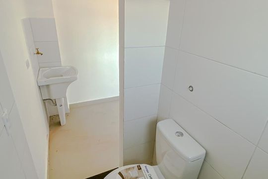 Banheiro de kitnet/studio para alugar com 1 quarto, 15m² em Vila Canero, São Paulo