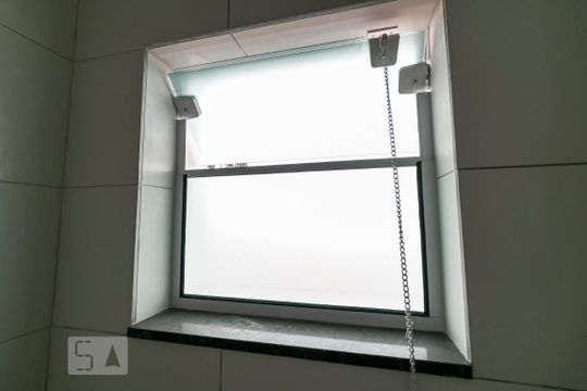 Banheiro - Janela de apartamento para alugar com 1 quarto, 35m² em Vila Canero, São Paulo