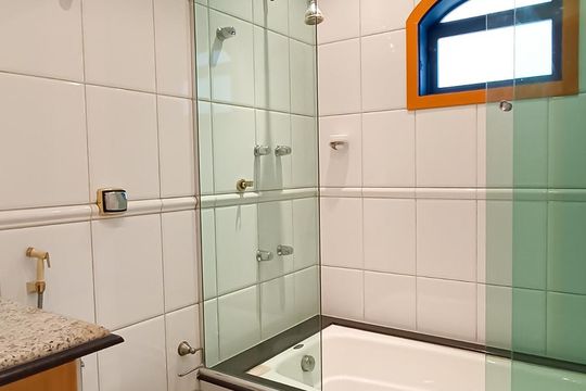 Banheiro suíte de casa à venda com 3 quartos, 380m² em Alphaville, Santana de Parnaíba
