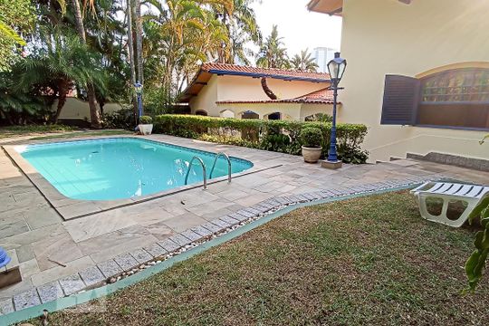 Quintal com piscina de casa à venda com 3 quartos, 380m² em Alphaville, Santana de Parnaíba