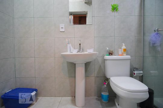 Banheiro de casa à venda com 2 quartos, 90m² em São Geraldo, Porto Alegre