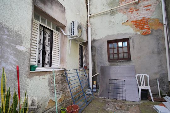 Pátio de casa à venda com 2 quartos, 90m² em São Geraldo, Porto Alegre