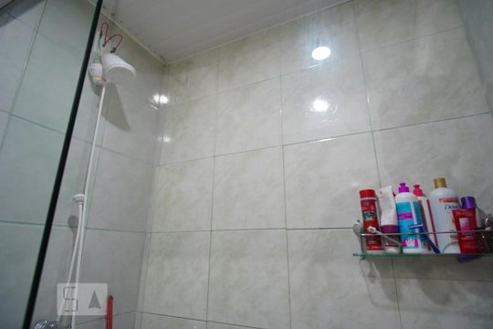Banheiro de casa à venda com 2 quartos, 90m² em São Geraldo, Porto Alegre