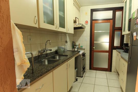 Cozinha de casa de condomínio à venda com 3 quartos, 195m² em Cristal, Porto Alegre
