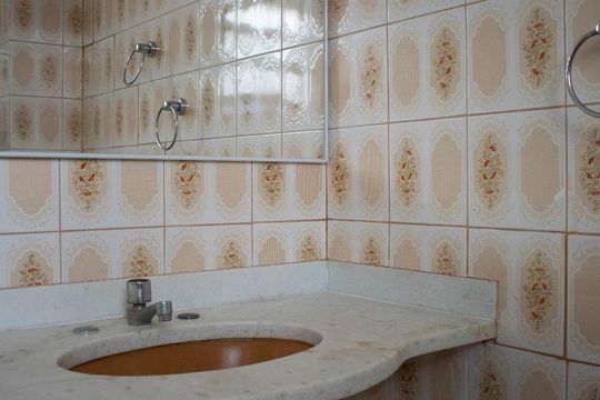 Banheiro de apartamento à venda com 1 quarto, 42m² em Praia de Belas, Porto Alegre