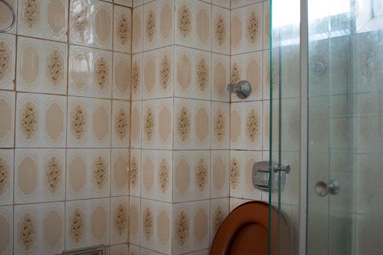 Banheiro de apartamento à venda com 1 quarto, 42m² em Praia de Belas, Porto Alegre