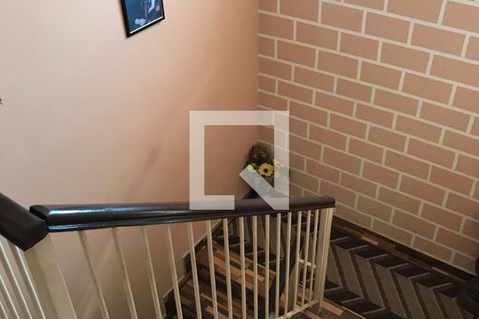 Escada de casa à venda com 3 quartos, 250m² em Quitaúna, Osasco